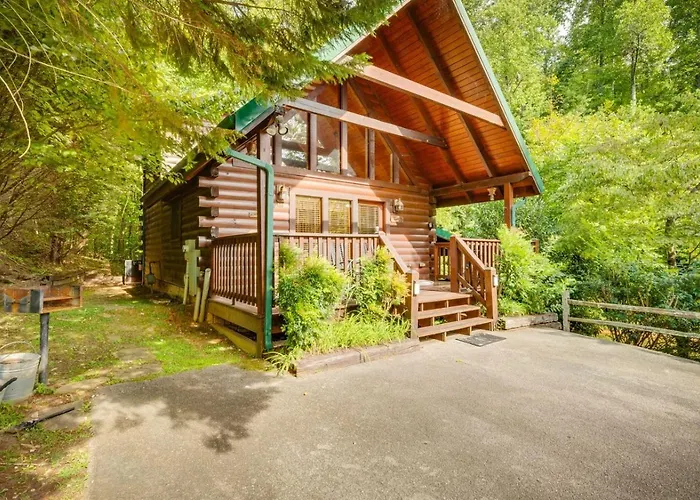 Hugs N Kisses Pool Table Hot Tub Pool Table Community Pool Close To Downtown Gatlinburg