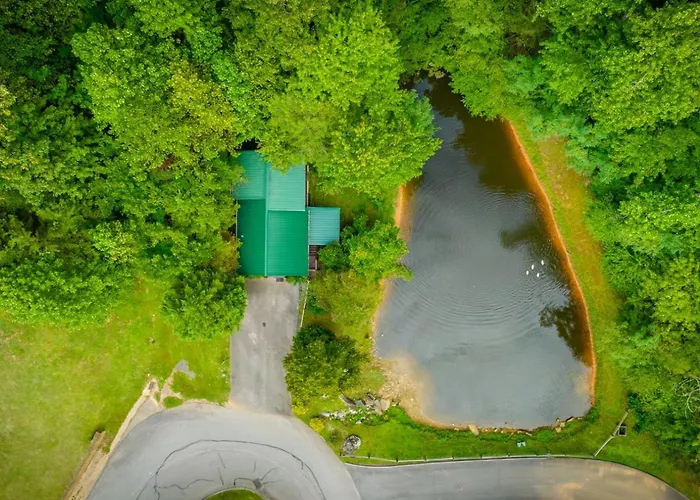 Hugs N Kisses Pool Table Hot Tub Pool Table Community Pool Close To Downtown Gatlinburg