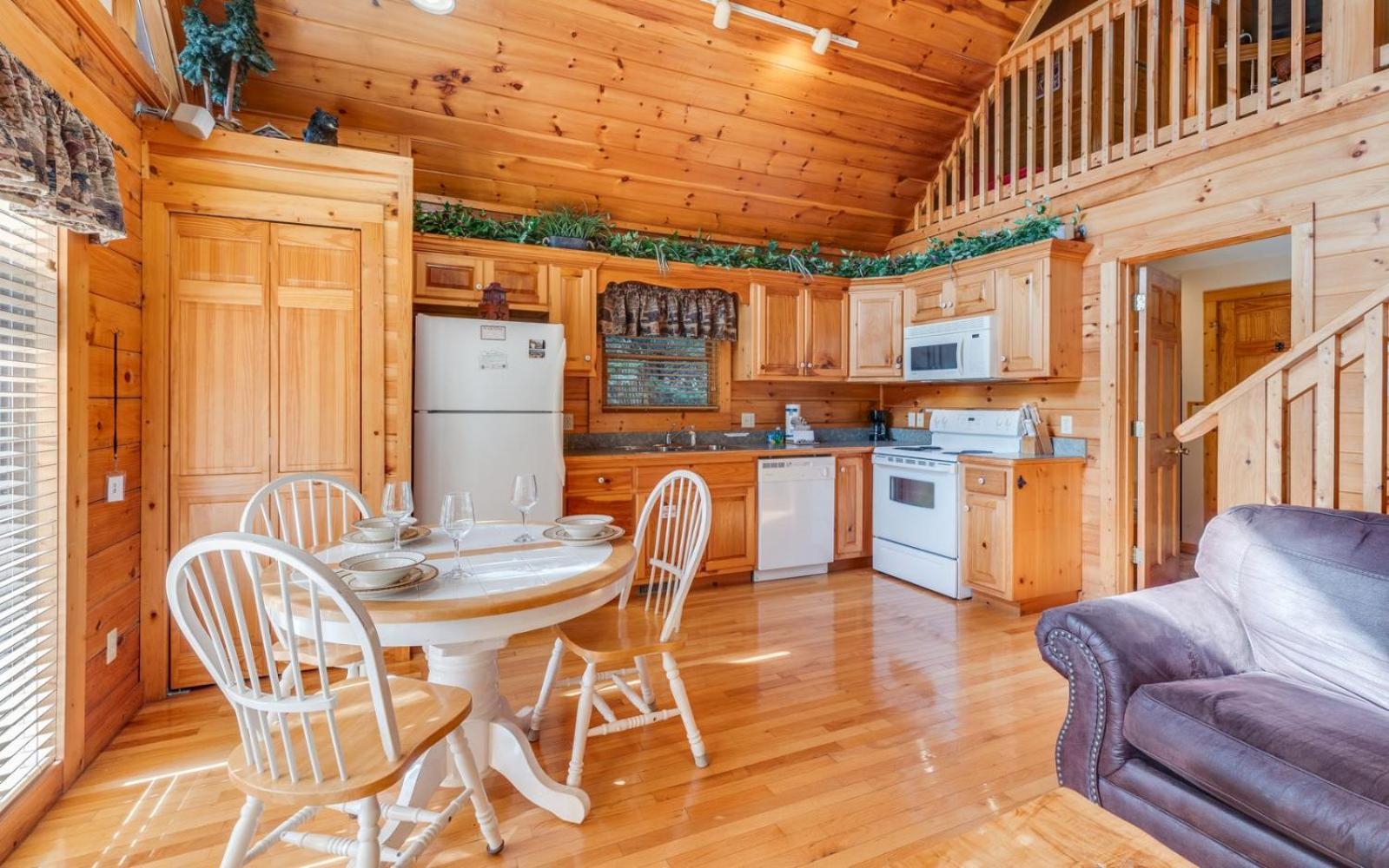Hugs N Kisses Pool Table Hot Tub Pool Table Community Pool Close To Downtown Gatlinburg