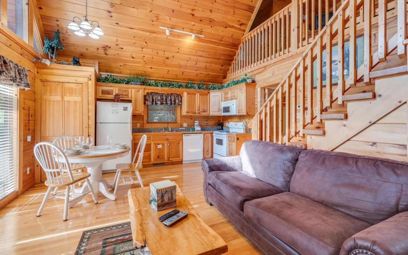 Hugs N Kisses Pool Table Hot Tub Pool Table Community Pool Close To Downtown Holiday home Gatlinburg