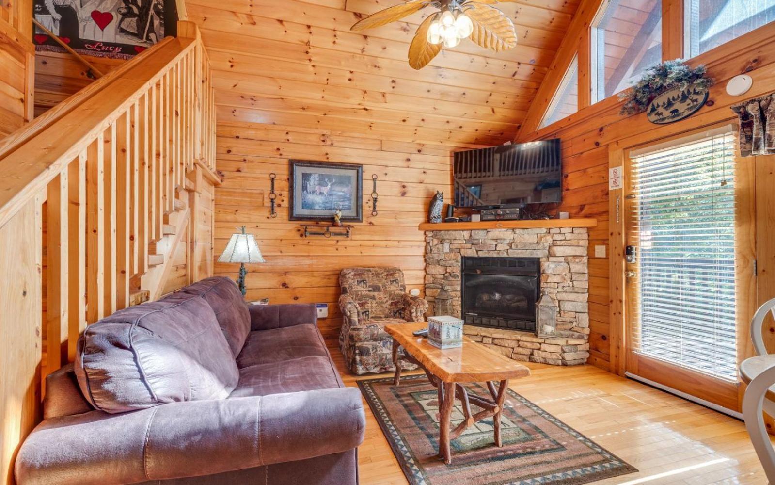 Hugs N Kisses Pool Table Hot Tub Pool Table Community Pool Close To Downtown Gatlinburg